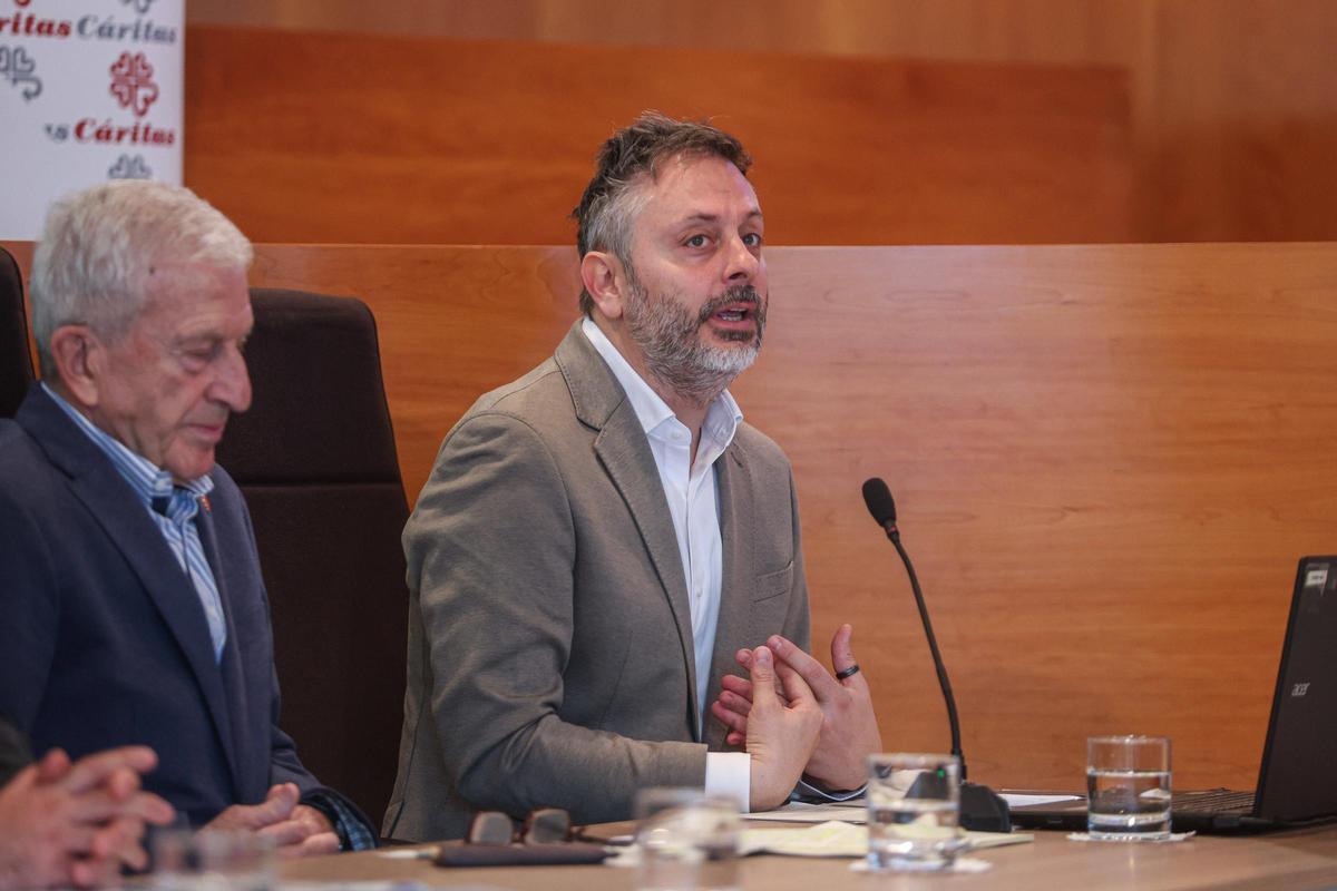El sociólogo Thomas Ubrich durante la presentación del informe de exclusión en Ibiza.