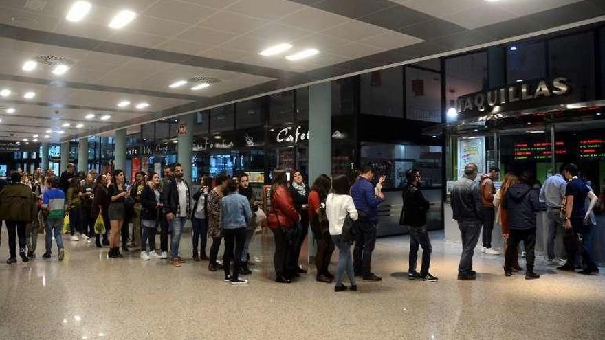 Cola que se formó ayer por la tarde en la taquilla. // Rafa Vázquez