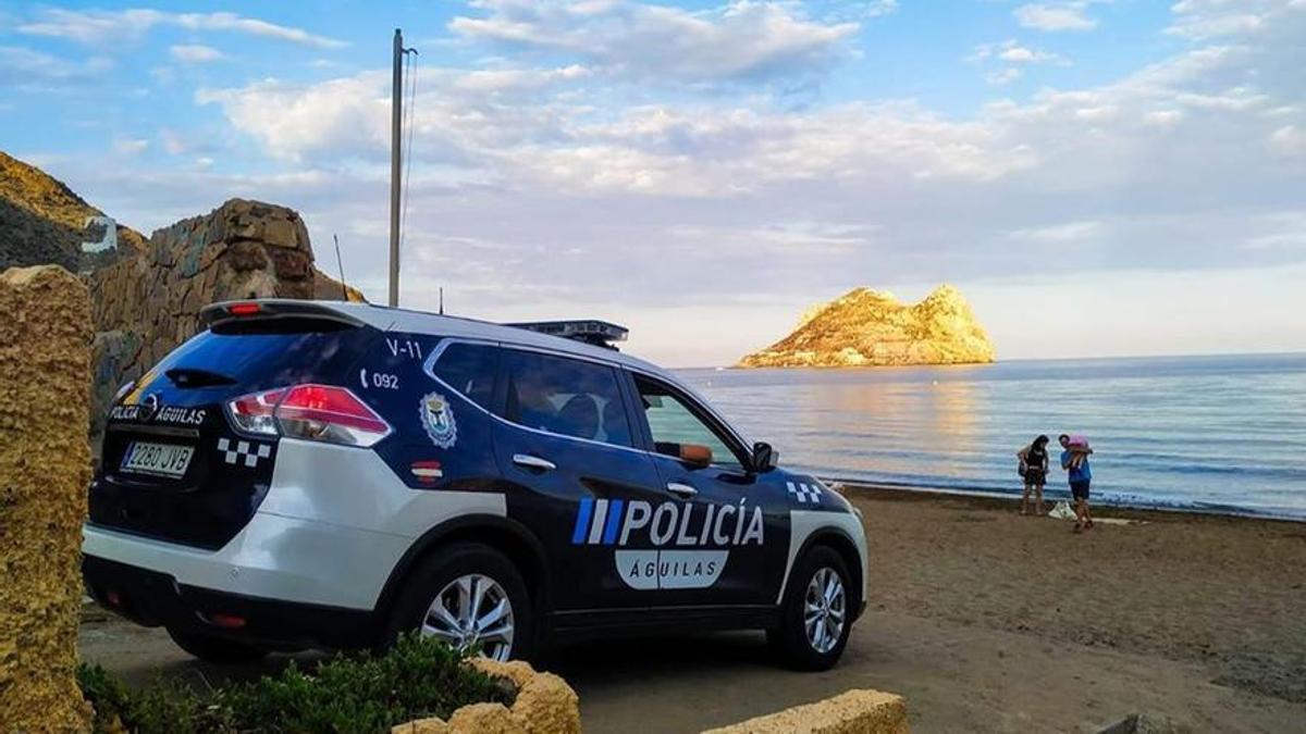 Un coche de la Policía Local de Águilas, en una playa de la localidad.