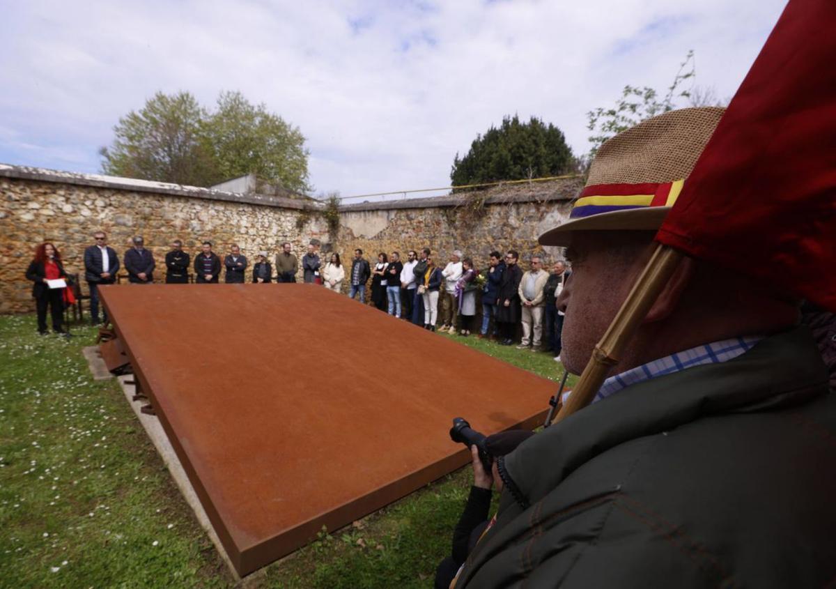 Participantes en el homenaje en el pinar de Salinas.