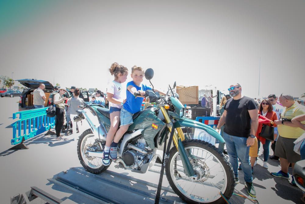 La Compañía de Torrevieja exhibe unidades y medios en el aparcamiento de municipal junto al centro comercial en La Zenia de Orihuela Costa en la primera iniciativa de estas características en el lito