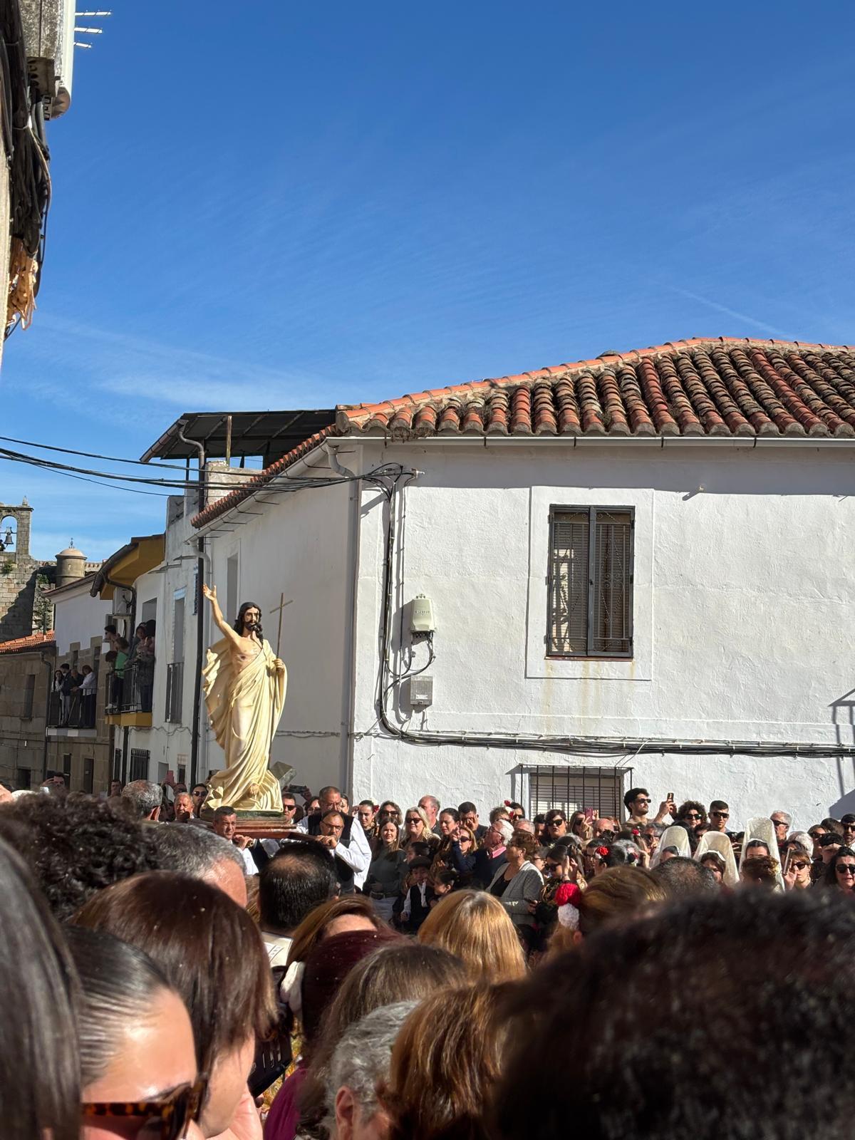FOTOGALERÍA | El municipio cacereño de Zarza la Mayor se vuelca con el Domingo de los Tiros