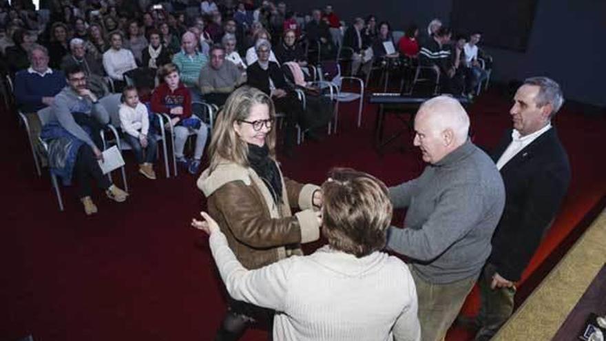 Eulalia Nacimiento, Aurelio Medio y Carlos Ortiz entregan uno de los premios del Concurso de belenes.