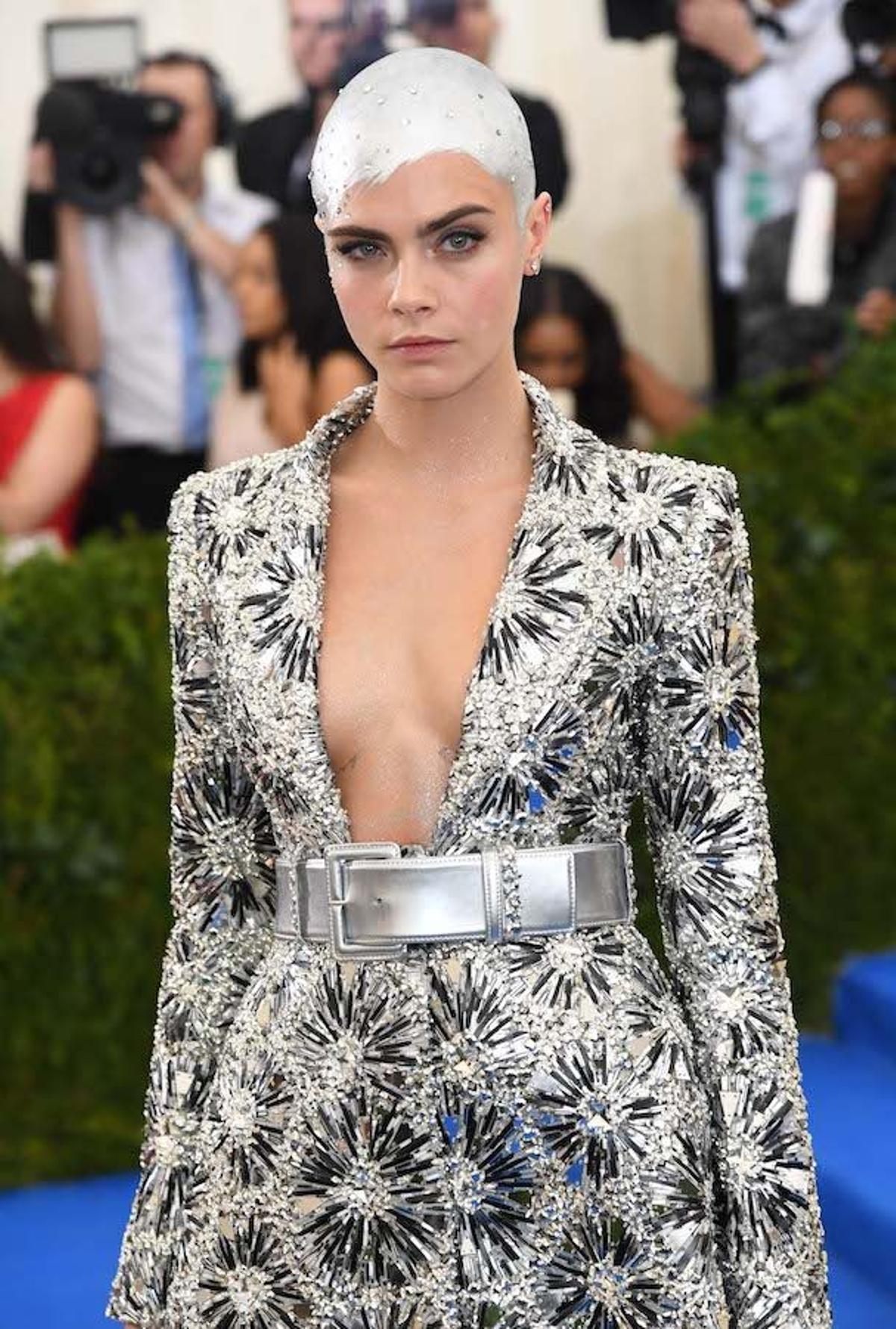 Los mejores looks de belleza de la Gala Met, Cara Delevigne