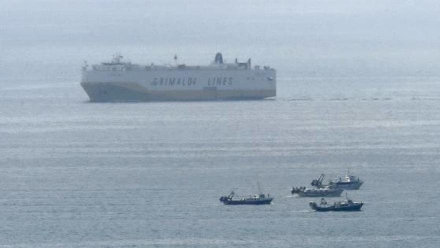 Diversos vaixells de pesca participen en el rescat dels dos mariners desapareguts.