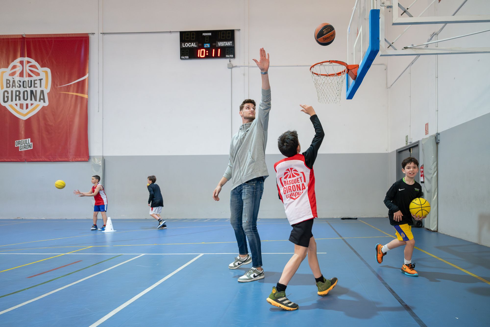 Sergi Martínez i Djordjevic visiten el campus del Bàsquet Girona