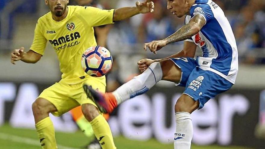 Hernán Pérez controla la pilota davant Jaume Costa