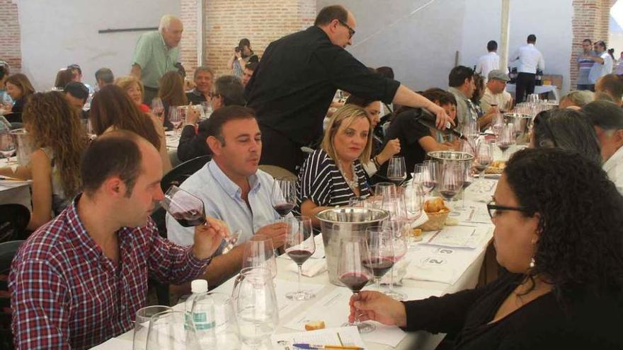 Expertos evalúan los vinos elaborados en Toro el pasado año, durante la cata de calificación de la añada.