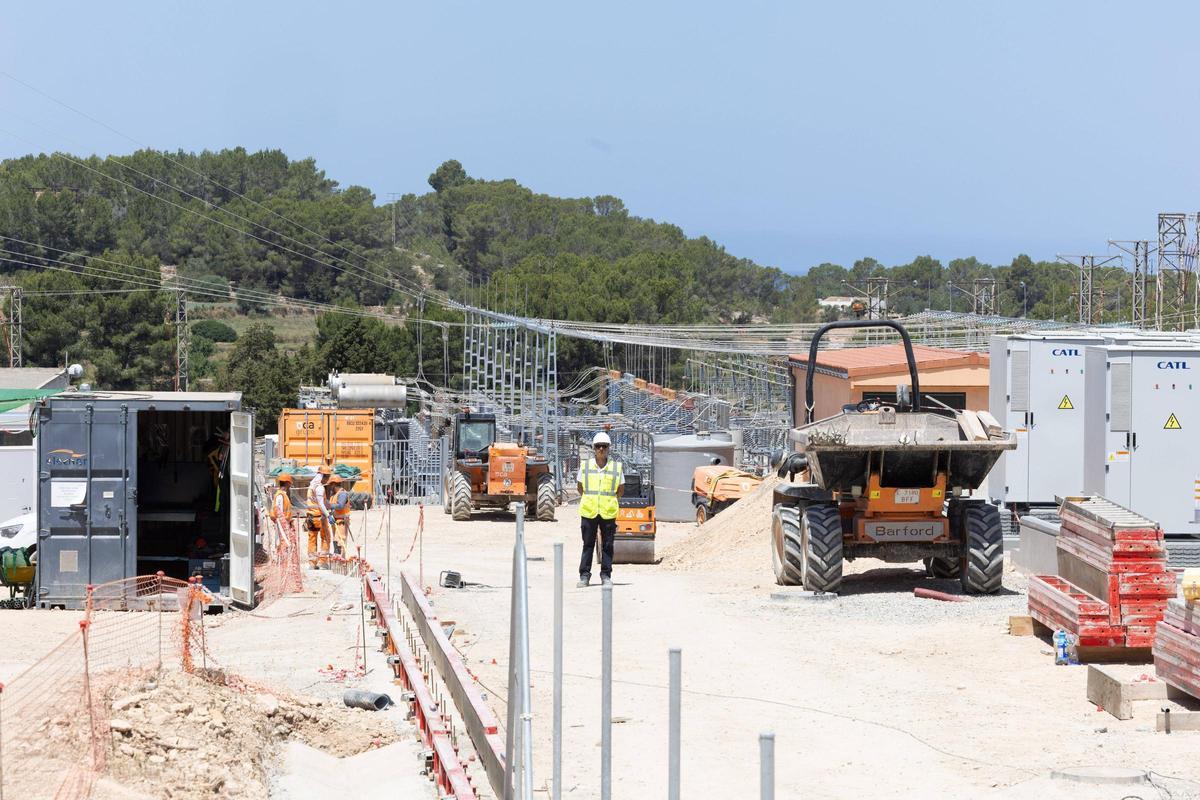 Todas las imágenes de la visita de Beatriz Corredor y Joan Groizard a la subestación eléctrica de Sant Antoni