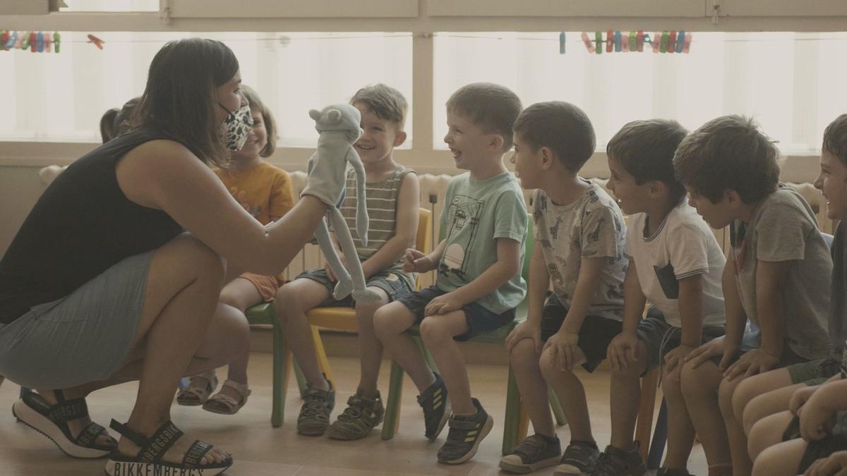 Una mestra d’Infantil fent titelles als alumnes