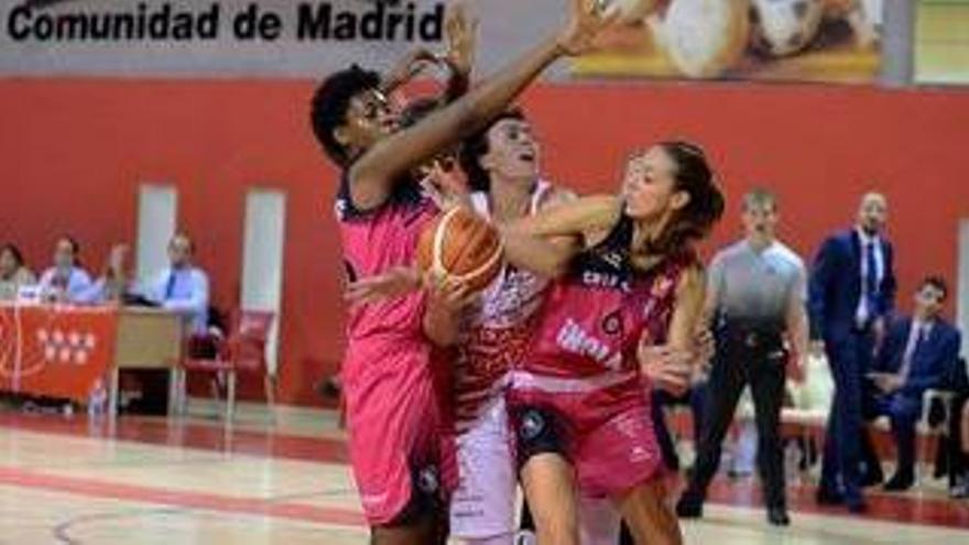 Tamara Abalde (CREF) aturant Artemis Spanou (Uni Girona) en el partit de la primera volta a Madrid