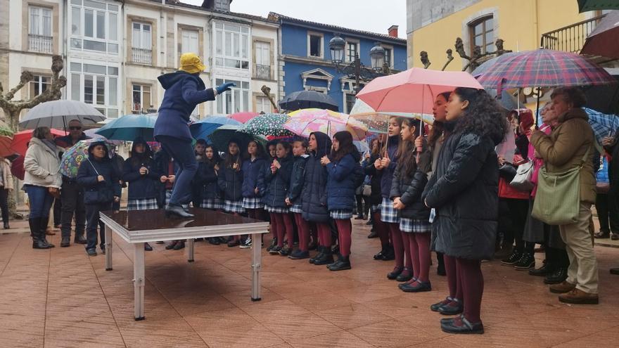 Ribadesella canta bajo la lluvia por la paz en el segundo aniversario de la guerra de Ucrania