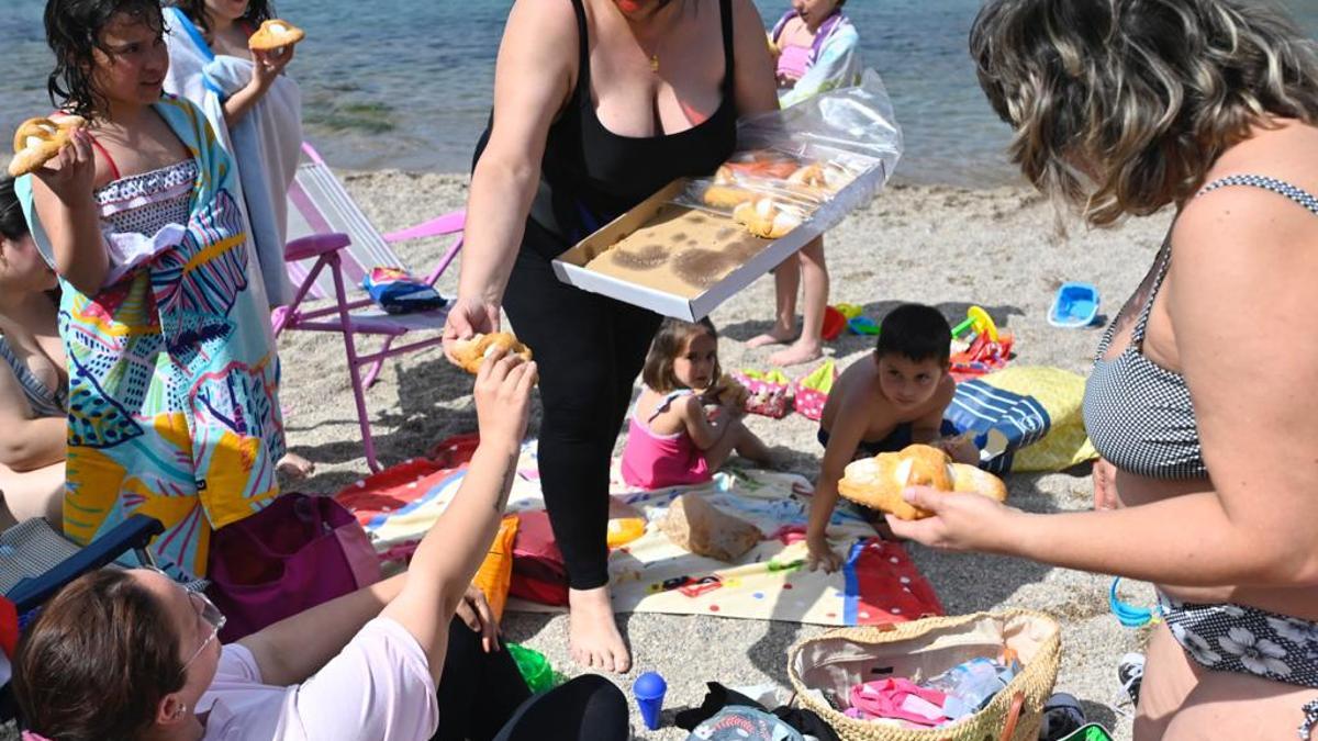 Una familia reparte monas en Cala Cortina, este Lunes de Pascua.