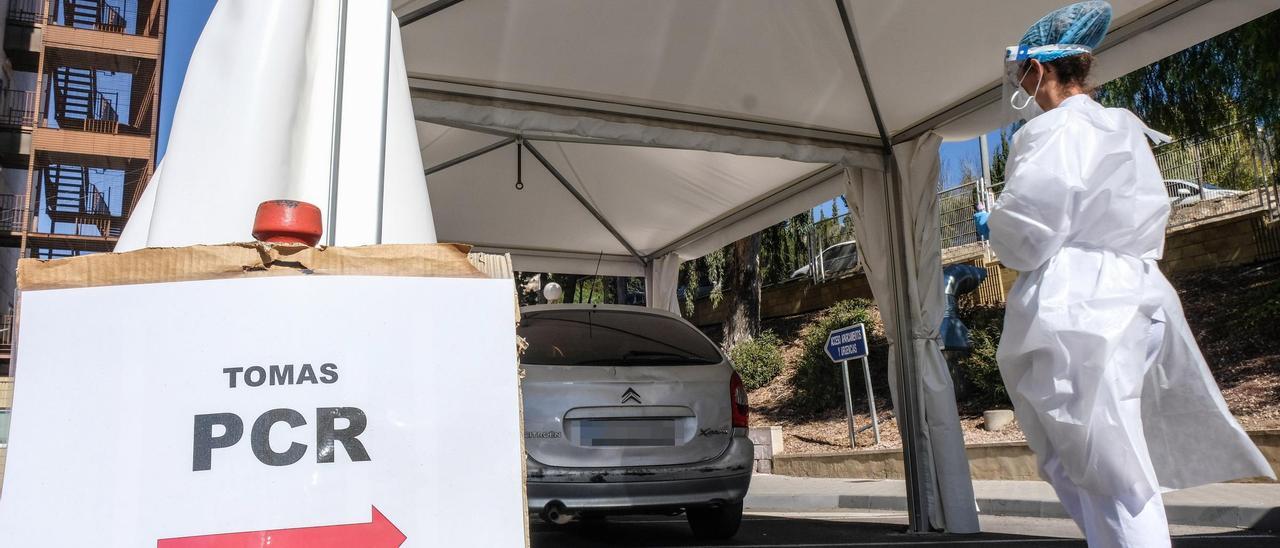 Carpa de pruebas PCR en el Hospital de Elda