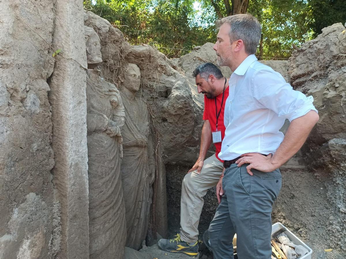 El director del parque Gabriel Zuchtriegel y Llorenç Alapont