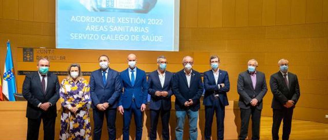 El conselleiro, con los representantes de las áreas sanitarias, en Santiago. // FdV