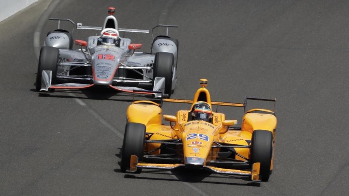 El Honda de Fernando Alonso, en plena carrera en indianápolis.