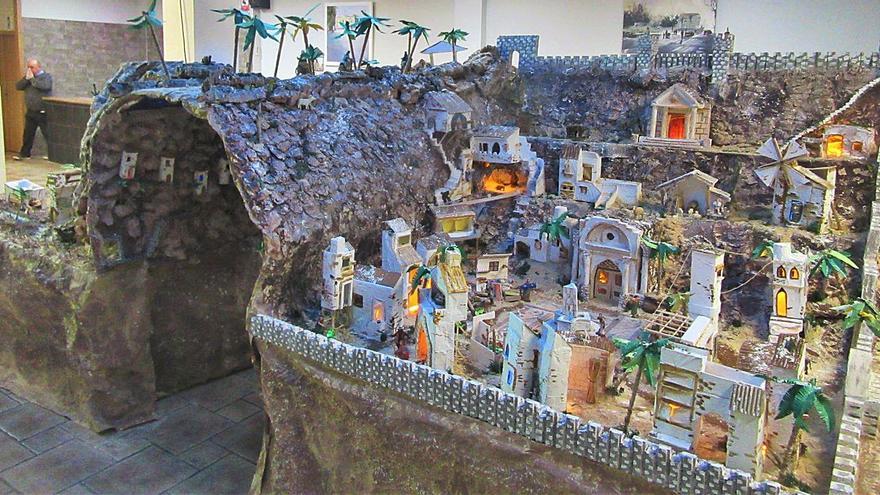 La falla María Ros de Burjassot inaugura su belén