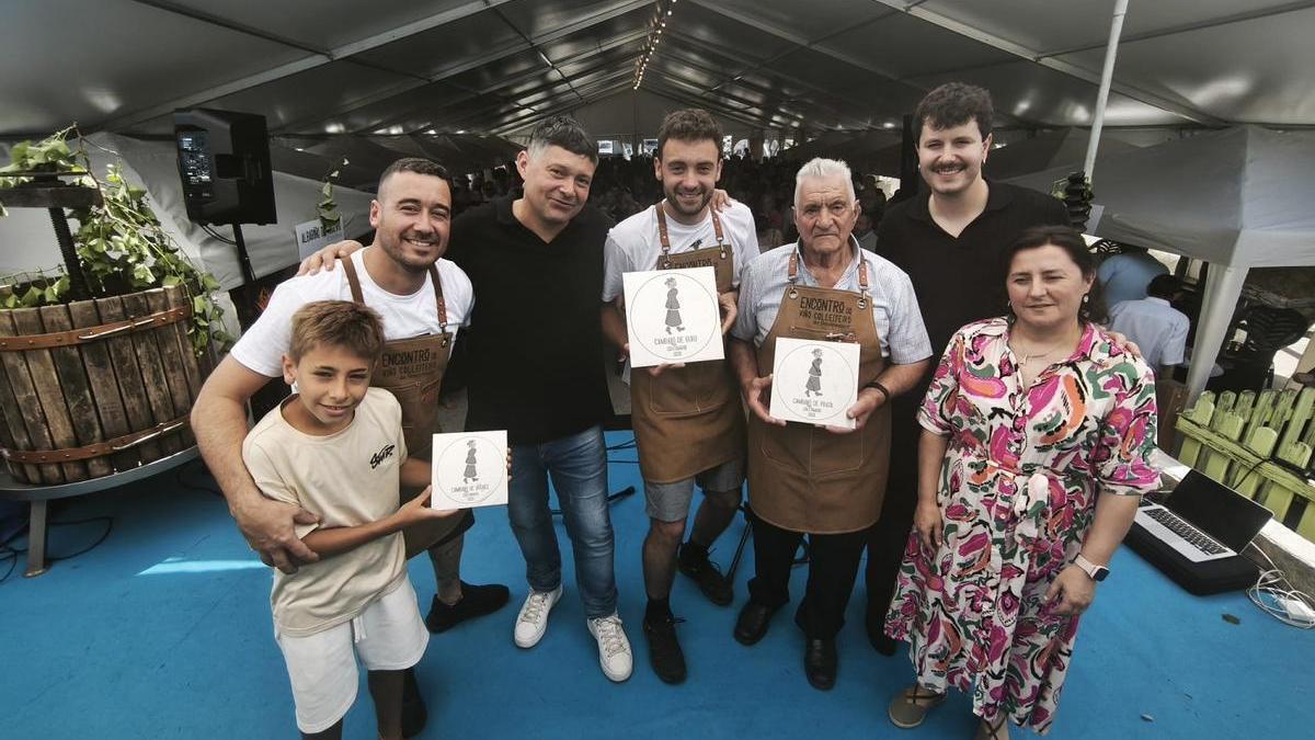 Los galardonados en el Encontro do Viño Colleteiro con el acalde de Soutomaior.