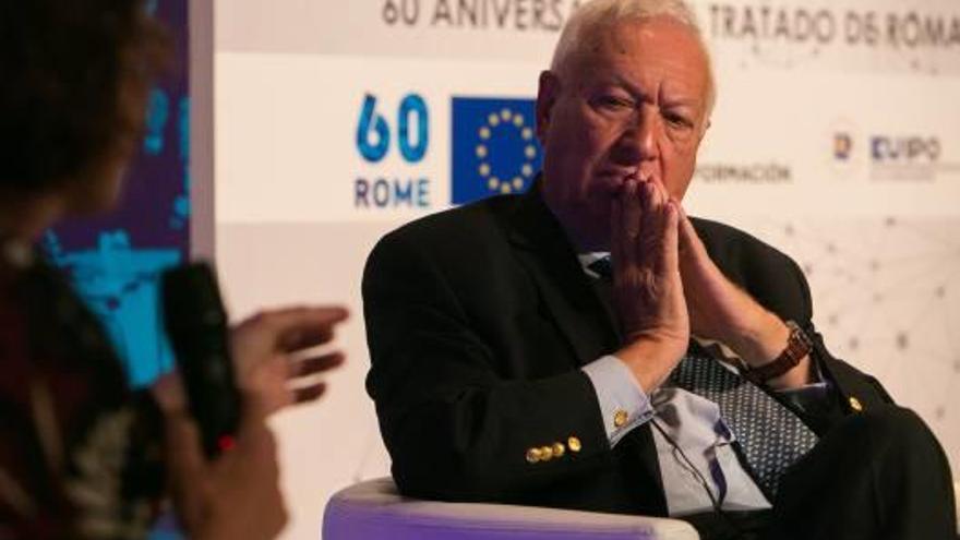 García-Margallo y el busto de Azorín en Monóvar.