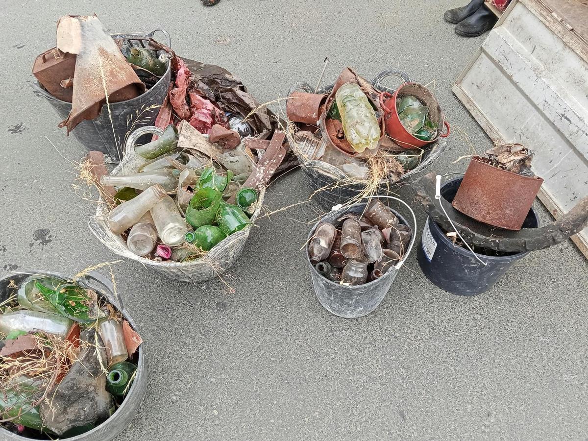 Vecinos de Riofrío se remangan para limpiar las aguas de su río
