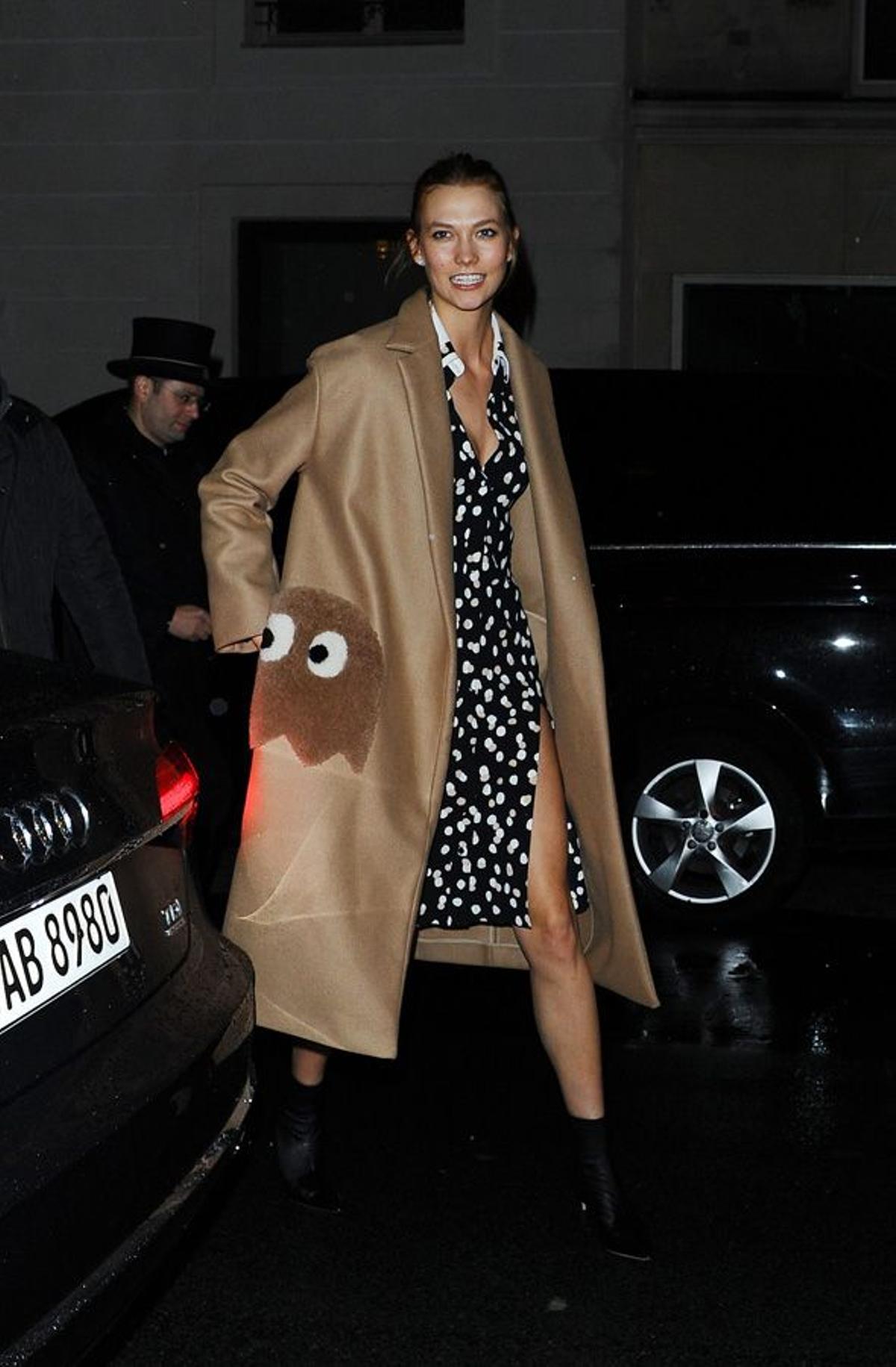 Karlie Kloss con abrigo de comecocos de Anya Hindmarch