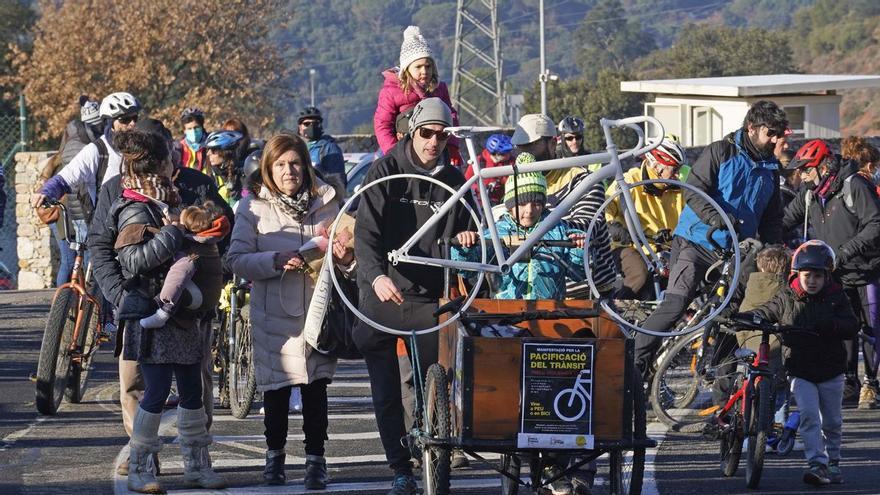 Els ciclistes tallen la carretera dels Àngels per exigir més respecte