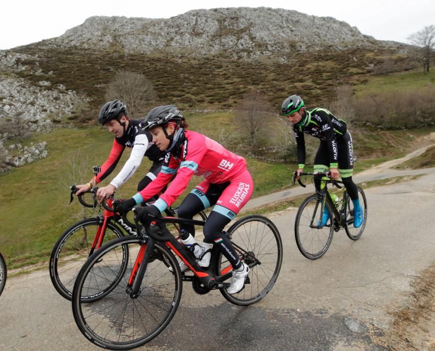 Subida de reconocimiento al final de la etapa de la Vuelta a España en Nava