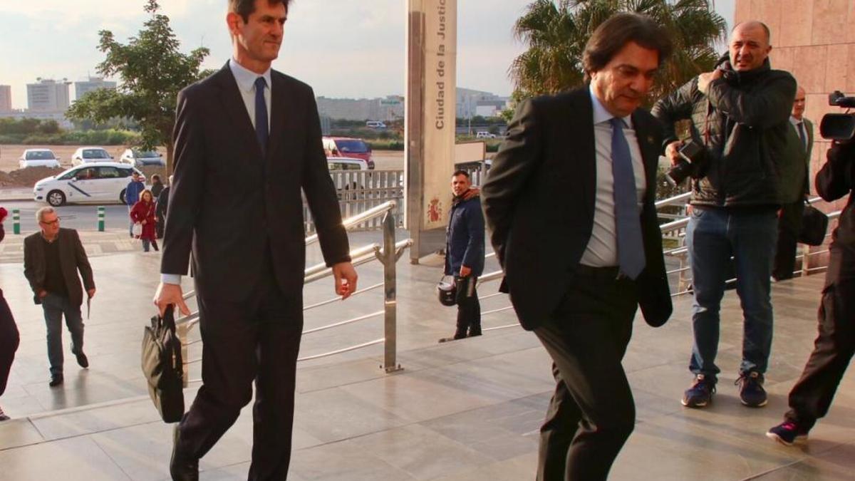 Gonzalo Hervás y Jamal Satli Iglesias, a su entrada en los Juzgados.