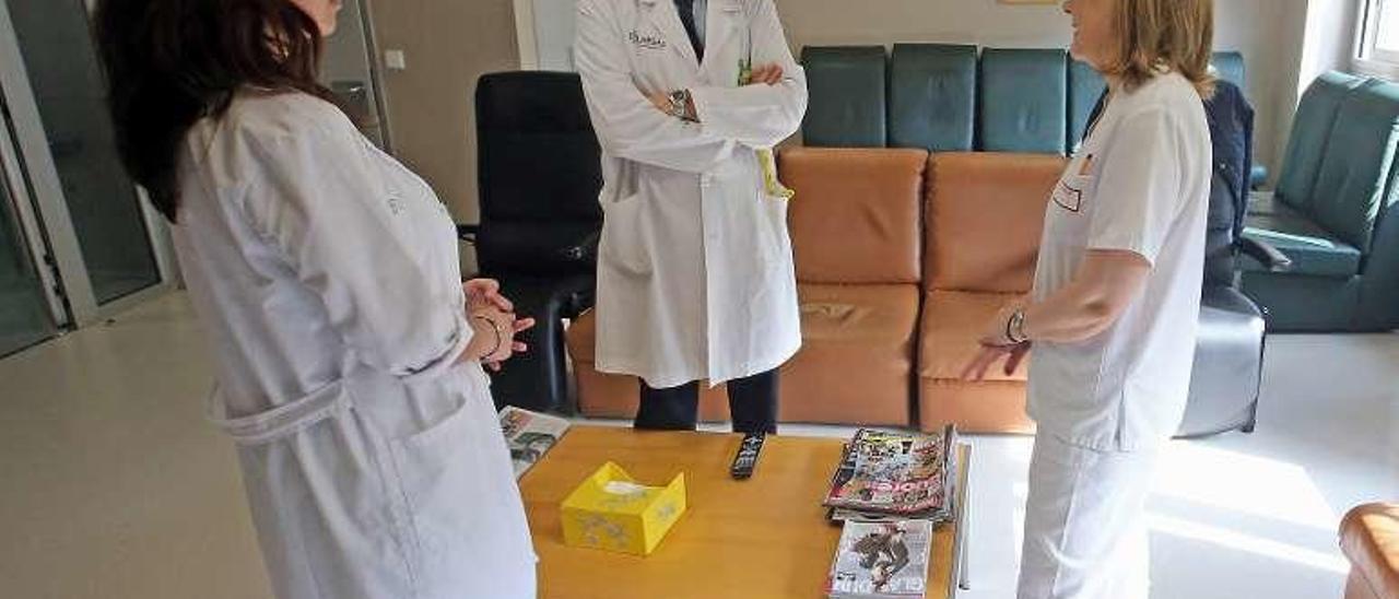 El doctor Noquerol, con otras dos profesionales, en una sala de estar del Nicolás Peña. // Marta G. Brea