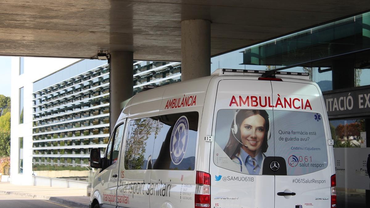Una ambulancia aparcada en Son Espases.