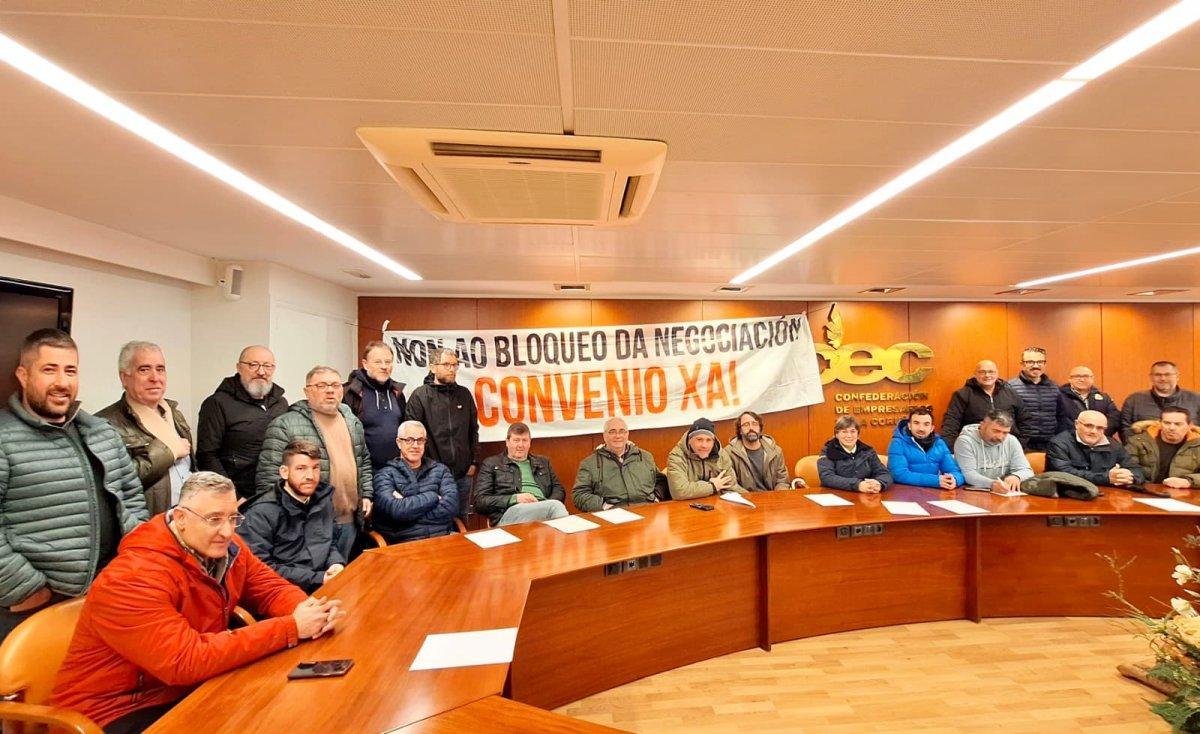 Delegados y representantes de la CIG se cierran en la sede de la patronal coruñesa al estar bloqueada la negociación para alcanzar un convenio en el transporte por carretera.