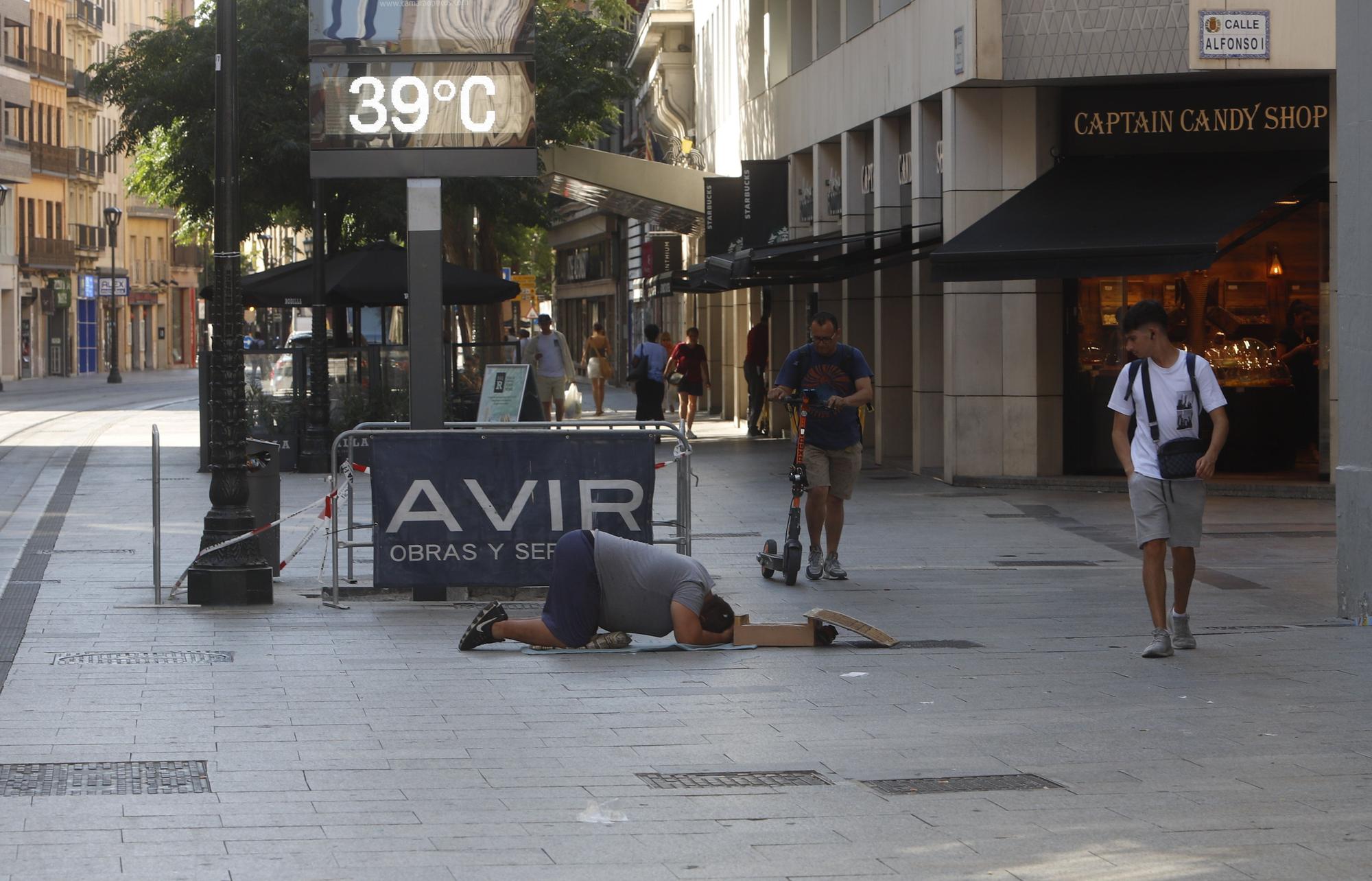 Paraguas y terrazas vacías: la estampa de la ola de calor en Zaragoza