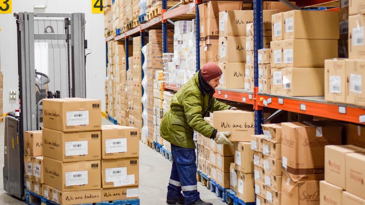 Un treballador de Del Moral, l’empresa gironina de distribució d’aliments.