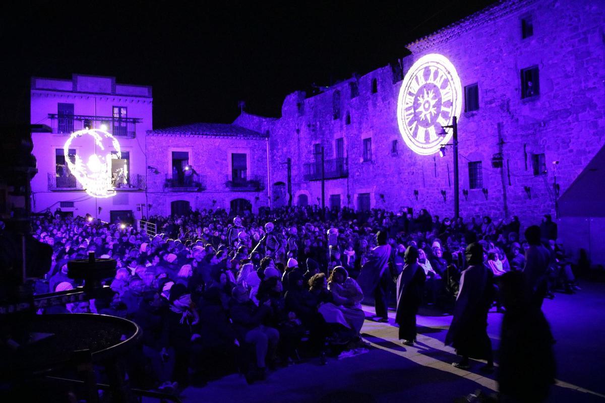 La Muerte vuelve a desfilar por las calles de Verges en una procesión marcada por el viento