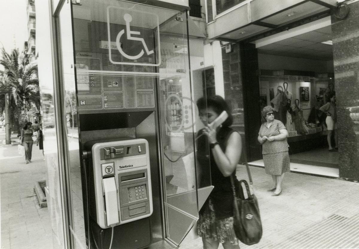 Cabina adaptada para personas de movilidad reducida en Castellón