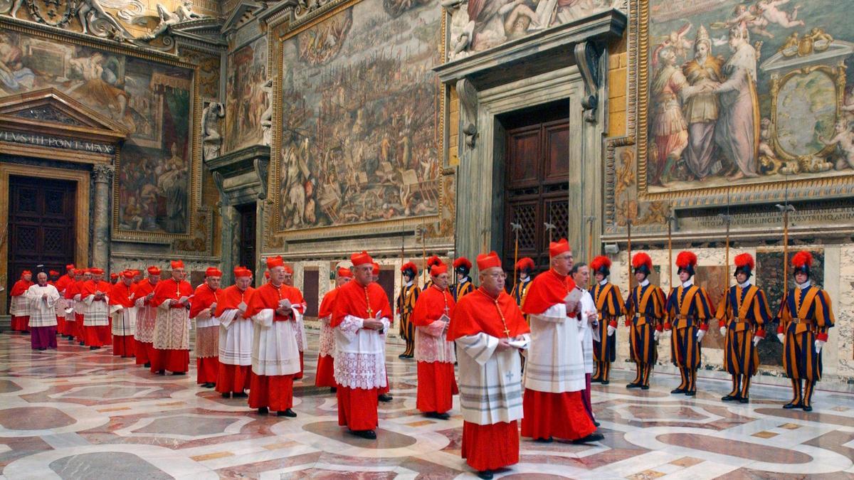 Los cardenales caminan en procesión hacia la Capilla Sixtina, en el Vaticano, al comienzo del cónclave.