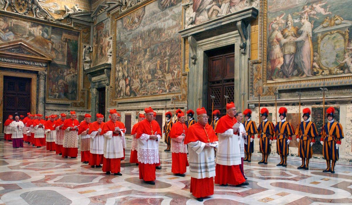 Los cardenales caminan en procesión hacia la Capilla Sixtina, en el Vaticano, al comienzo del cónclave. Los cardenales caminan en procesión hacia la Capilla Sixtina, en el Vaticano, al comienzo del cónclave.