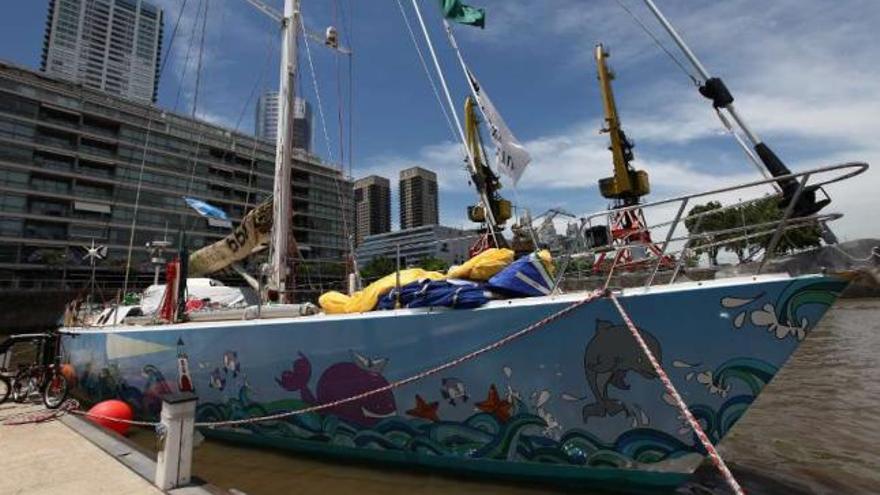 El velero &quot;Pakea Bizkaia&quot;, atracado en el puerto argentino de Bahía Blanca.