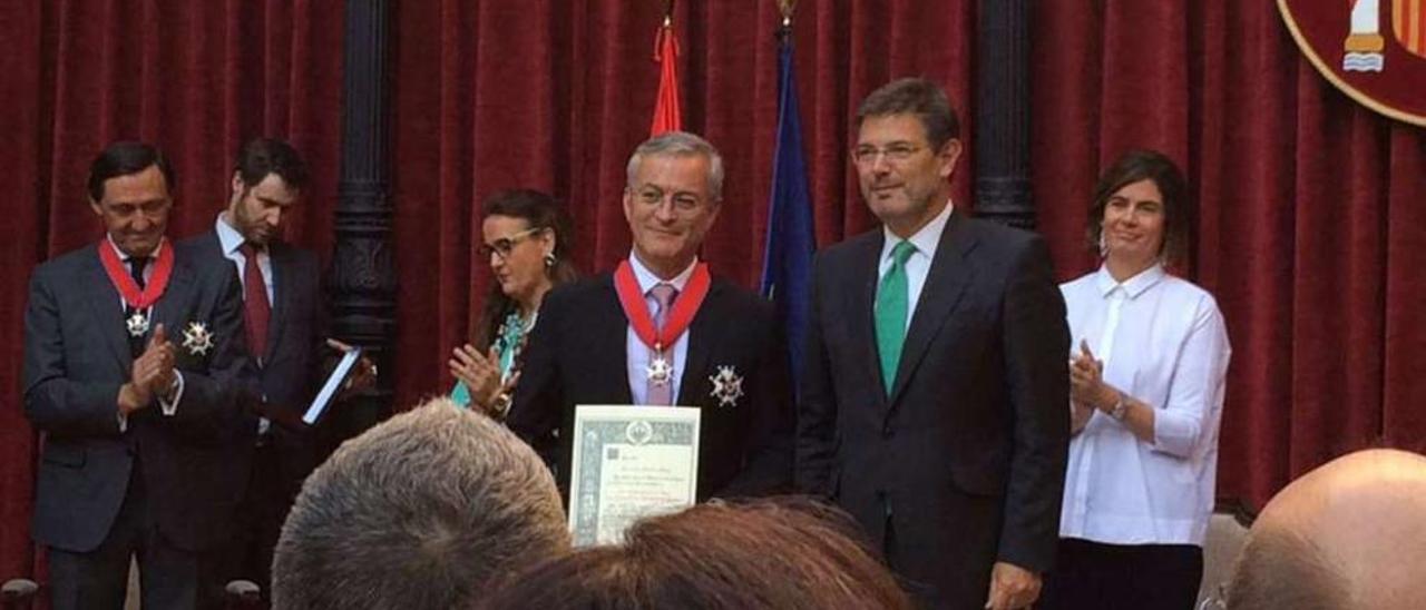 Jesús Martínez Melón, junto al ministro de Justicia, tras recibir la condecoración. // FdV