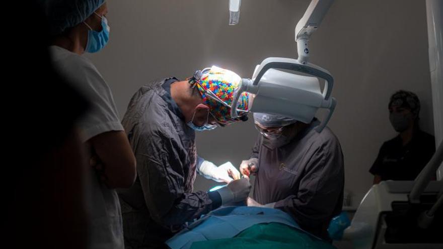 Un cirujano vigués reconstruye el maxilar de una paciente con una prótesis de una impresora 3D