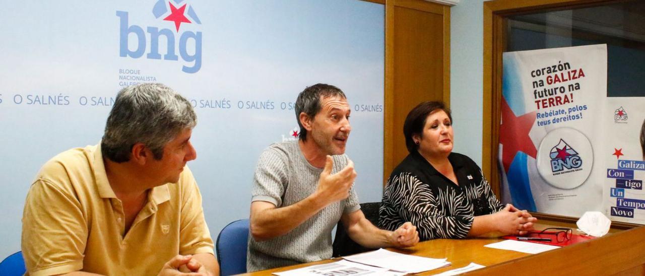 Xoán Manuel Vázquez, en el centro, durante la conferencia de prensa de ayer. |   // IÑAKI ABELLA