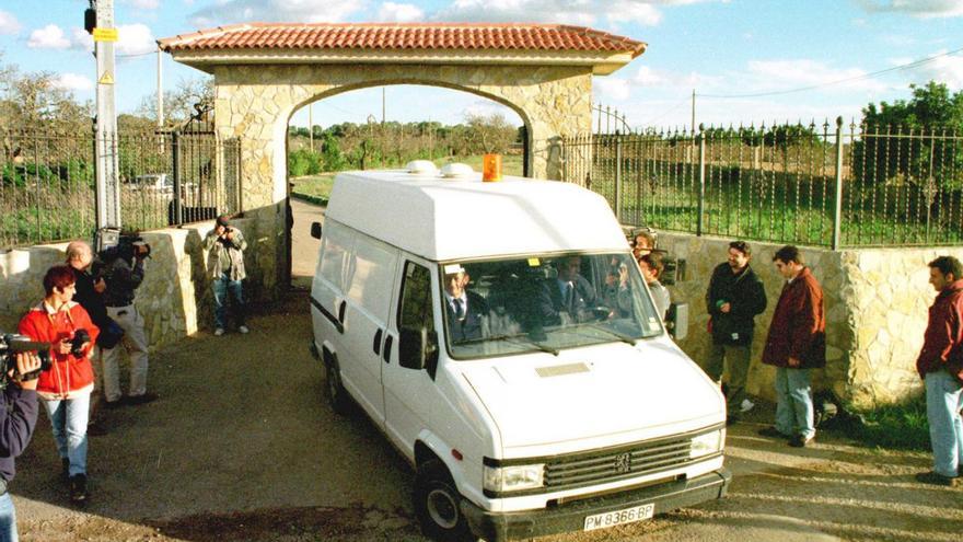 Un vehículo traslada los cadáveres de la casa de es Pil.larí la mañana del crimen. | B. RAMON