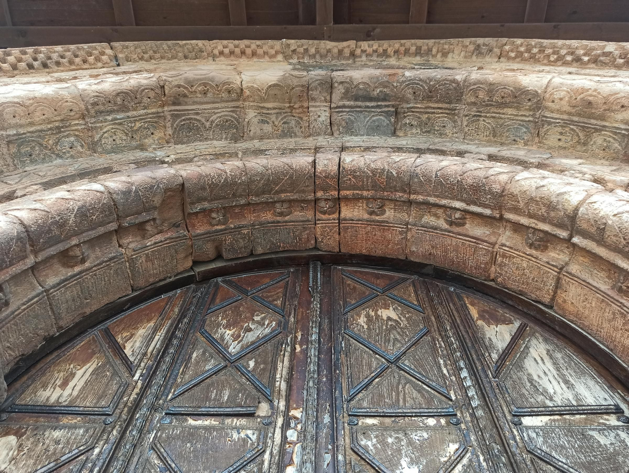 El templo románico de Santiago de Arlós se abre al público: "Tiene una iconografía muy variada"