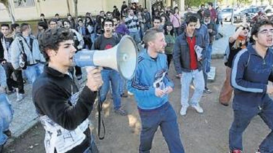 Un centenar de universitarios secunda la jornada de huelga