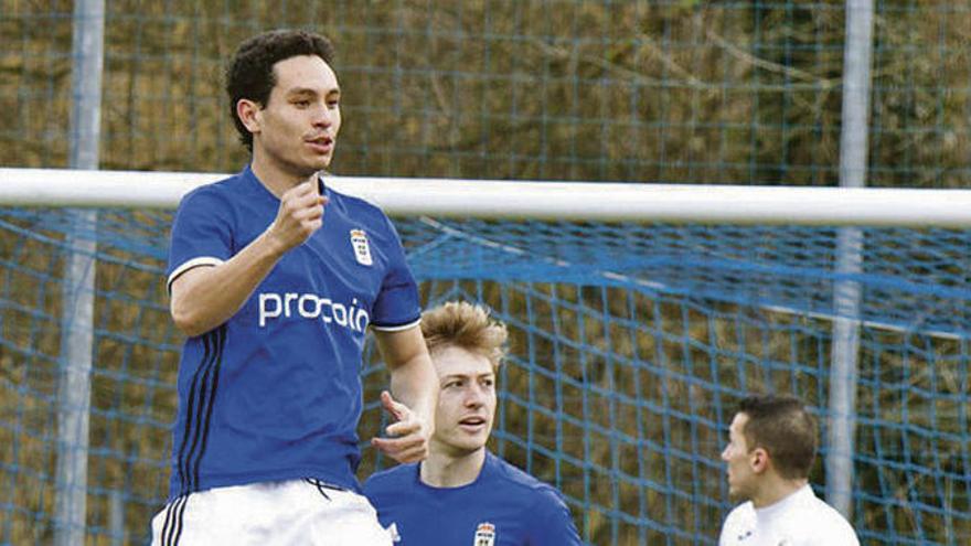 Steven celebra un gol delante de Cortina