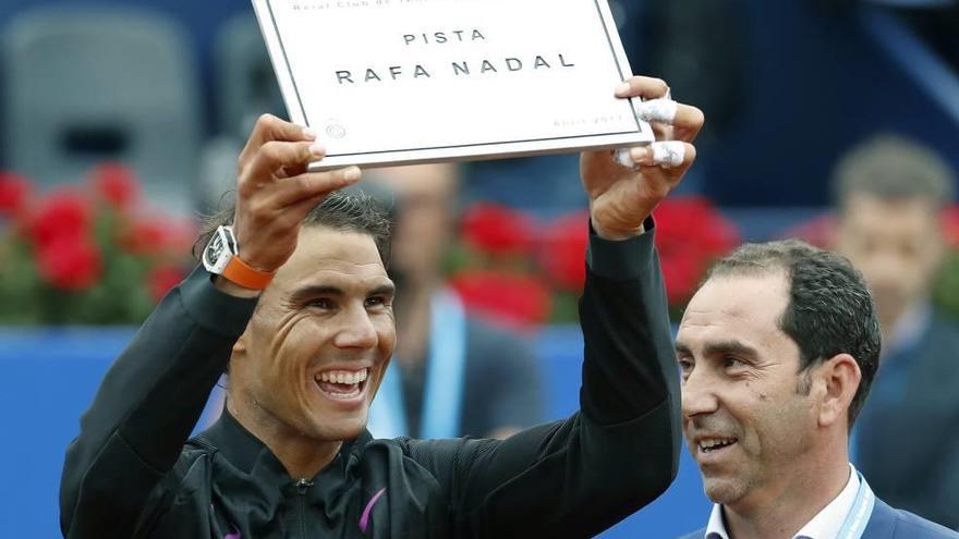 Rafel Nadal muestra la placa con su nombre que simboliza el rebautizo de la pista central del Reial Club de Tennis de Barcelona.