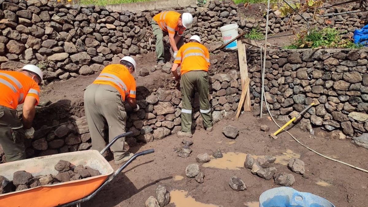 Unos obreros reparan un bancal en La Gomera. | | E.D.