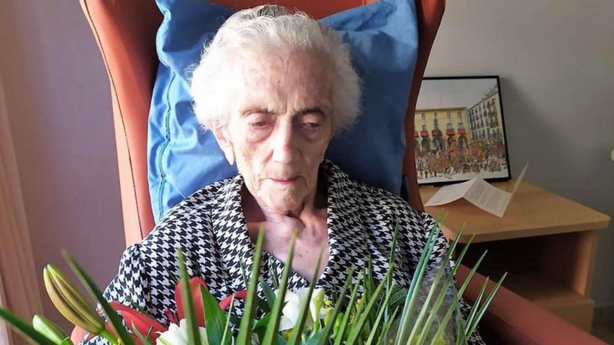 L’Ajuntament de Manresa va felicitar Enriqueta Chapa Gordo el dia que va celebrar el seu centenari