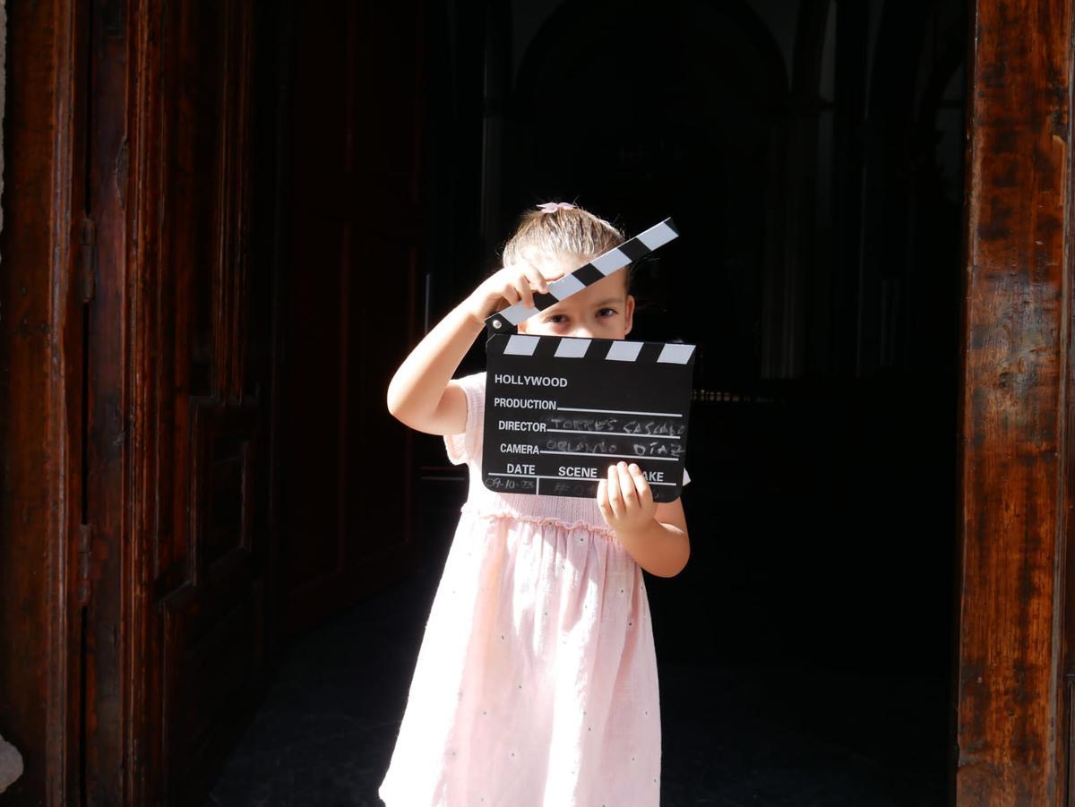 Una niña sujeta una plaqueta de uno de los rodajes en la iglesia de San Gregorio.